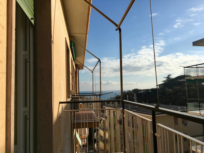 Appartamento vista mare con terrazza in vendita a Varazze - Il balcone laterale